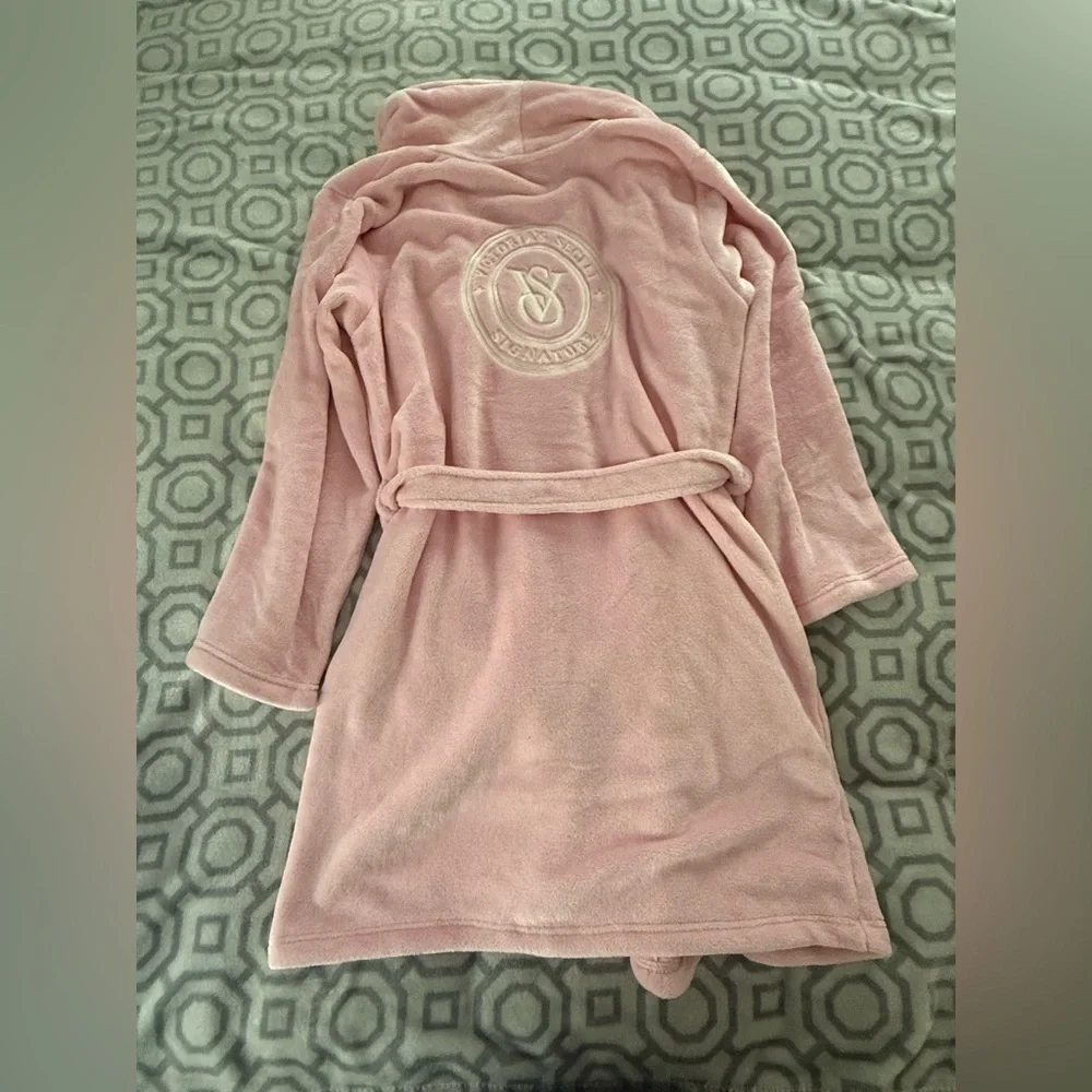 Victoria secret  Pink Plush Robe with Belt brand new - Picture 2 of 3